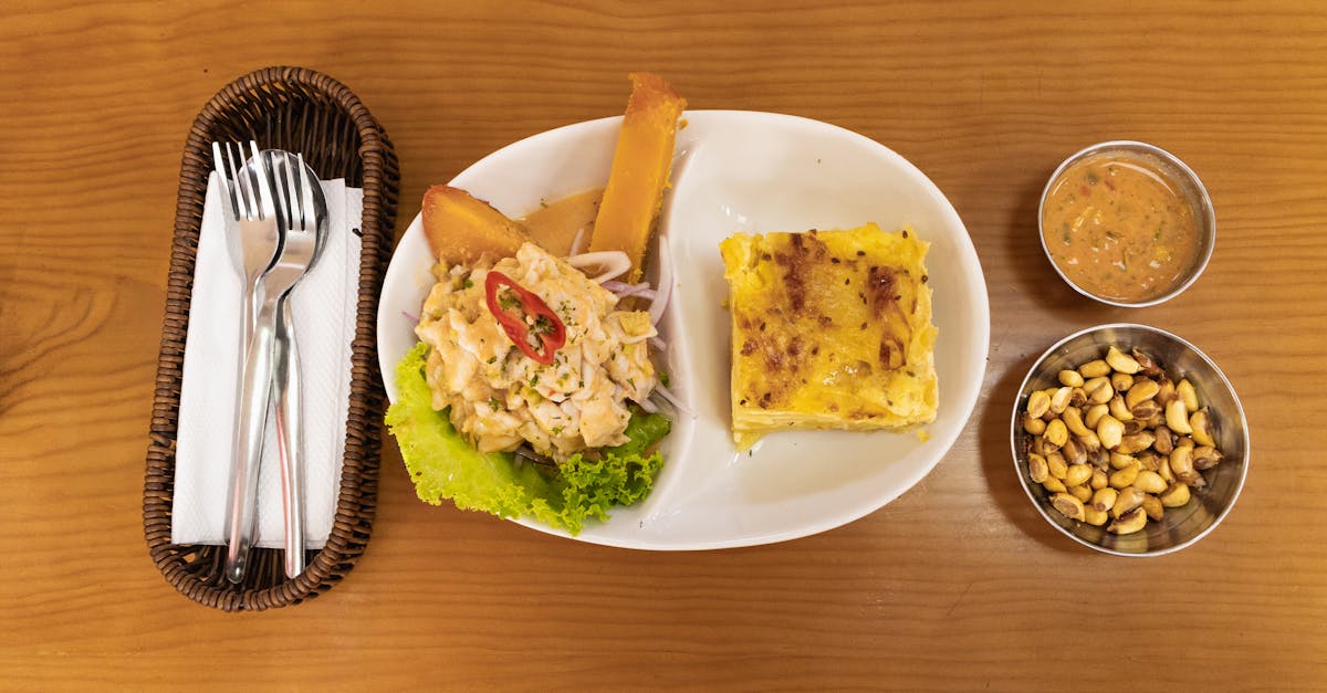 Long wooden table at a Lima picanteria with shared plates of arroz con pato, seco de cordero, and pitchers of chicha de jora