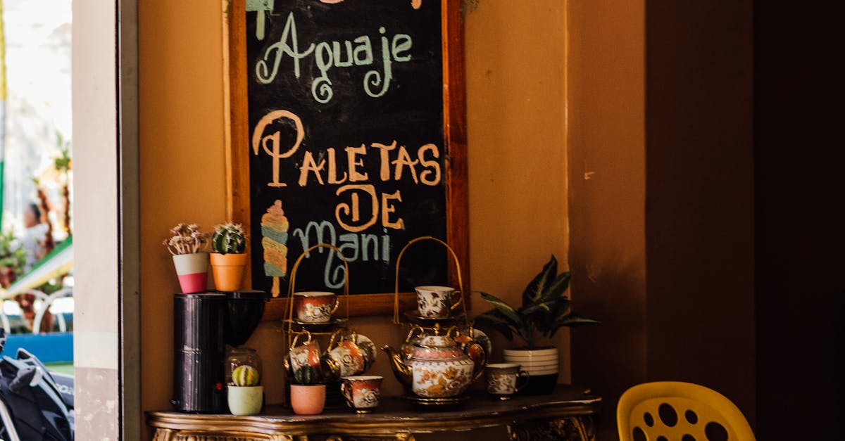 Handwritten chalkboard outside a Surquillo restaurant listing today's three-course menu del dia options
